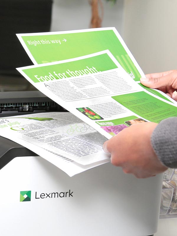 Lexmark printer met papieruitvoer met kleurenafdruk