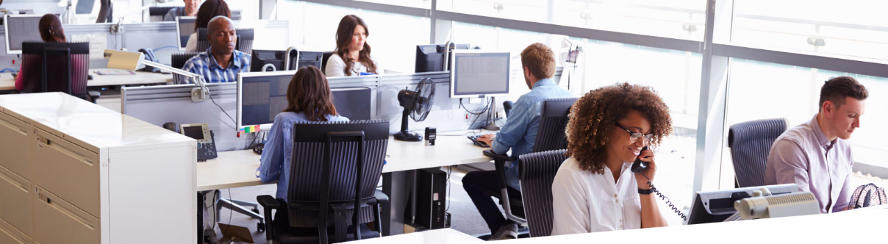 Szerokokątne ujęcie mężczyzn i kobiet pracujących w biurze typu open space
